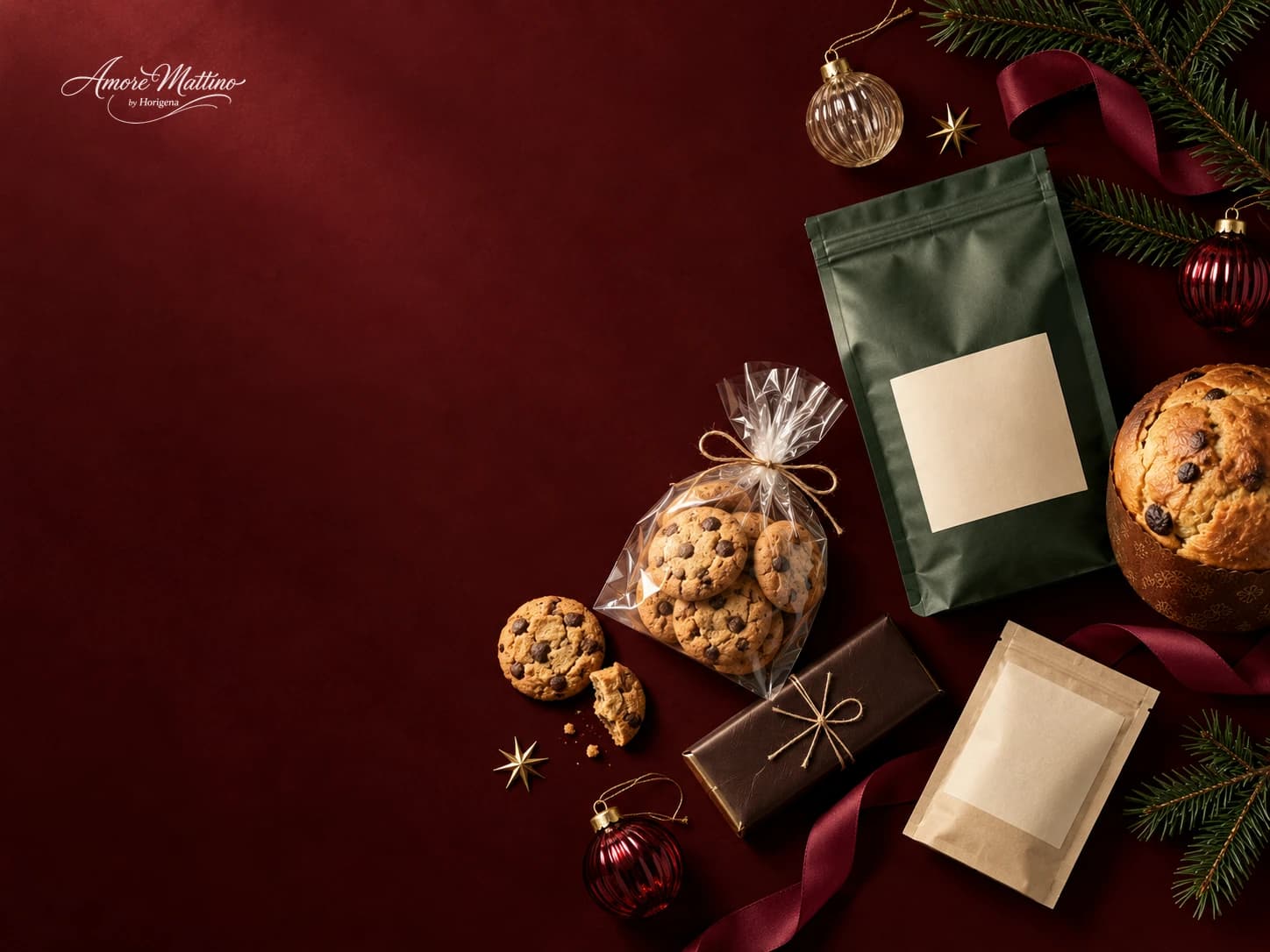 Composición cenital de café, galletas, panettone, chocolate y adornos navideños.